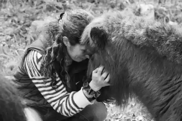Dr Valérie Gence front contre front avec un poney