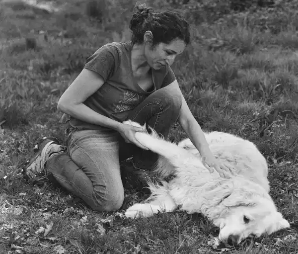 Dr Valérie Gence pratiquant l'ostéopathie sur un chien