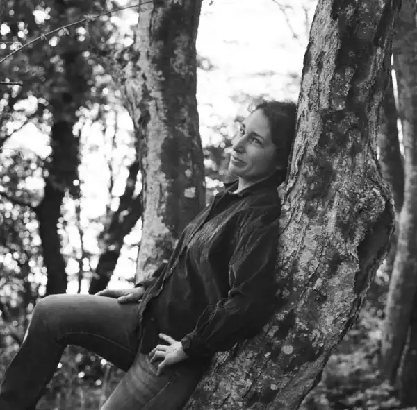 Portrait du Dr Valérie Gence adossée à un arbre