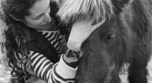 Dr Valérie Gence front contre front avec un poney